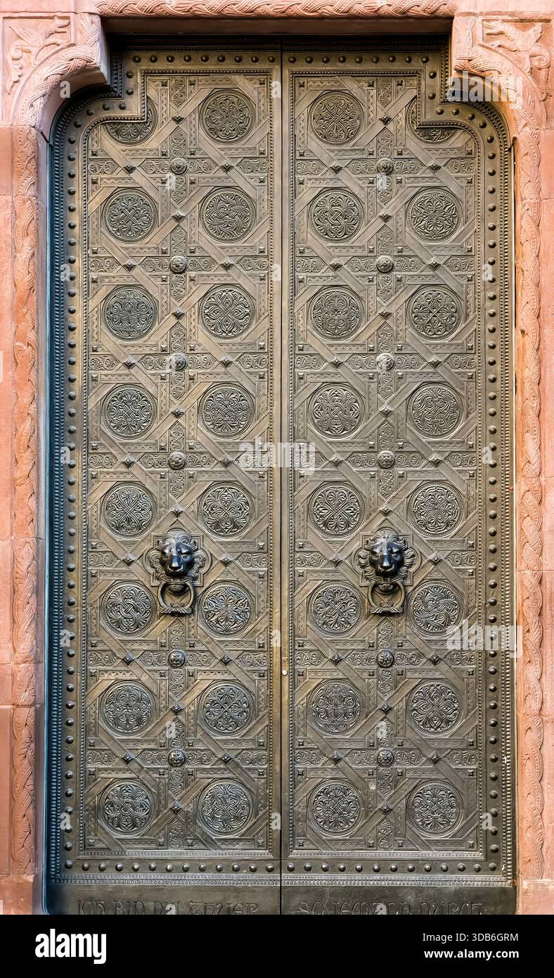 Verzierte Doppeltür Aus Metall Mit Löwenkopf-Knopf Und Komplizierte Geometrische Schnitzerei In Steinrahmen Stockfoto