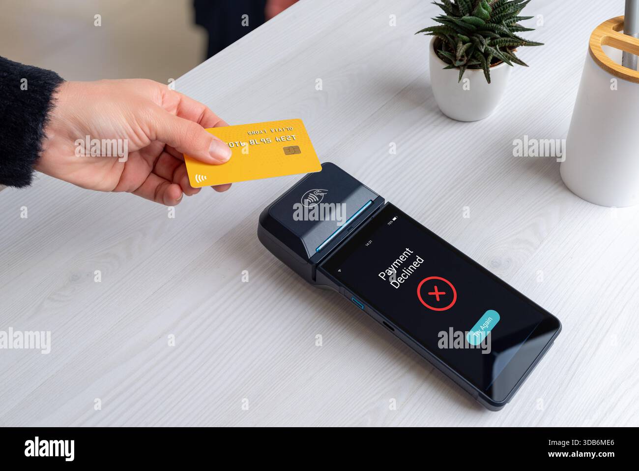 Kontaktlose Kreditkartenzahlung wurde am POS-Terminal mit einer Fehlermeldung abgelehnt, die eine fehlgeschlagene Transaktion, ein Zahlungsproblem und eine Verkaufskasse veranschaulicht Stockfoto