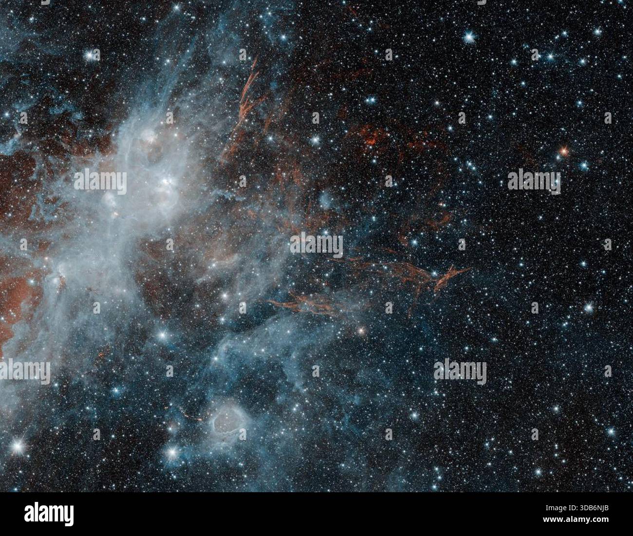 HBH 3 (Spitzer Space Telescope; dünne, rote Adern des energisierten Gases markieren die Position des Supernova-Überrestes HBH3 dünne, rote Adern des energierten Gases markieren die Position des Supernova-Überrestes HBH3 in diesem Bild vom Spitzer Space Telescope der NASA- Stockfoto