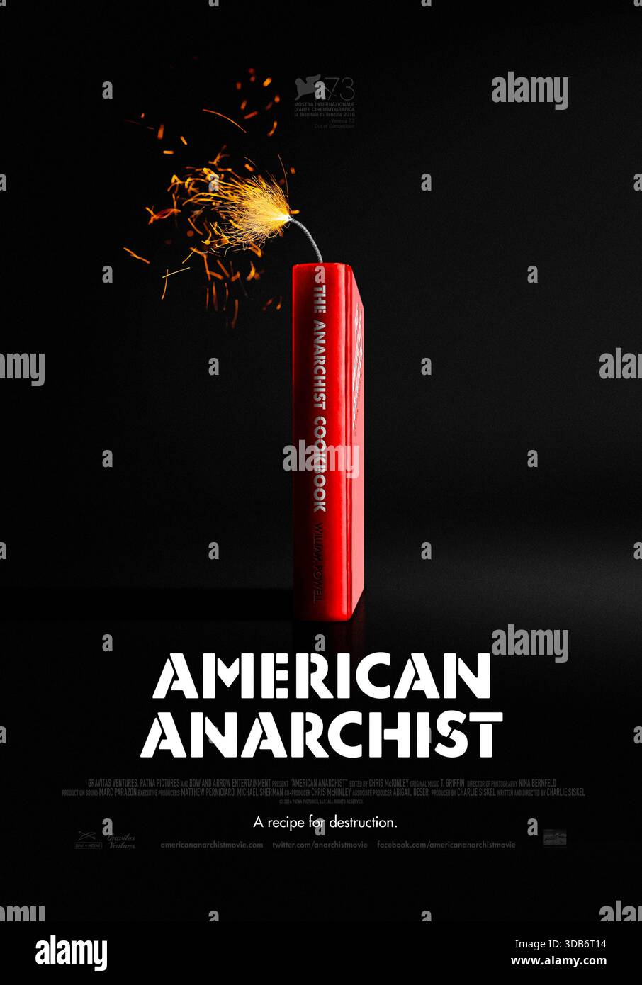 American Anarchist (2016) unter der Regie von Charlie Siskel mit William Powell, Ochan Powell und Charlie Siskel. Ein Dokumentarfilm, in dem der Autor eines berüchtigten Handbuchs zur Bombenherstellung aus den 1970er Jahren über das Vermächtnis des Buches und die von ihm inspirierte Gewalt nachdenkt. US-Poster NUR FÜR REDAKTIONELLE ZWECKE. Kredit: BFA / Gravitas Ventures Stockfoto