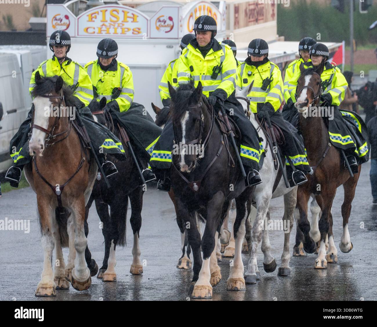 Glasgow Schottland, Großbritannien. Dezember 2025. Pro-palästinensische Demonstranten vor Hampden Park vor dem Finale des Scottish League Cup zwischen Celtic und St. Miran, um Widerstand gegen das kürzlich erfolgte Sponsoring-Abkommen zwischen der Barclays Bank und dem Scottish Football Association zu zeigen, da Barclays Verbindungen und Finanzierungsvereinbarungen mit der israelischen Regierung hatten. Richard Gass/Alamy Live News Stockfoto