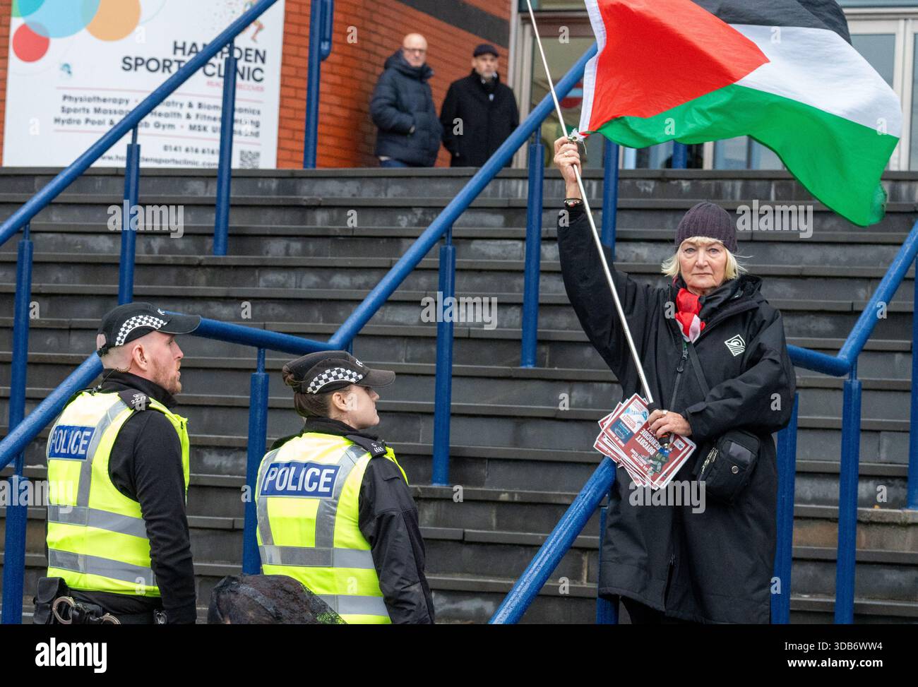 Glasgow Schottland, Großbritannien. Dezember 2025. Pro-palästinensische Demonstranten vor Hampden Park vor dem Finale des Scottish League Cup zwischen Celtic und St. Miran, um Widerstand gegen das kürzlich erfolgte Sponsoring-Abkommen zwischen der Barclays Bank und dem Scottish Football Association zu zeigen, da Barclays Verbindungen und Finanzierungsvereinbarungen mit der israelischen Regierung hatten. Richard Gass/Alamy Live News Stockfoto