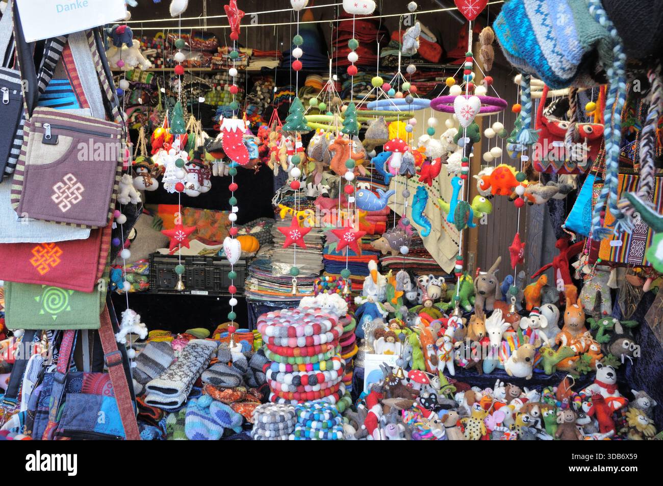 Filzspielzeug, Weihnachtsschmuck und Strickhandwerk auf einem Weihnachtsmarkt in Karlsruhe. Helle und festliche Anordnung. Stockfoto