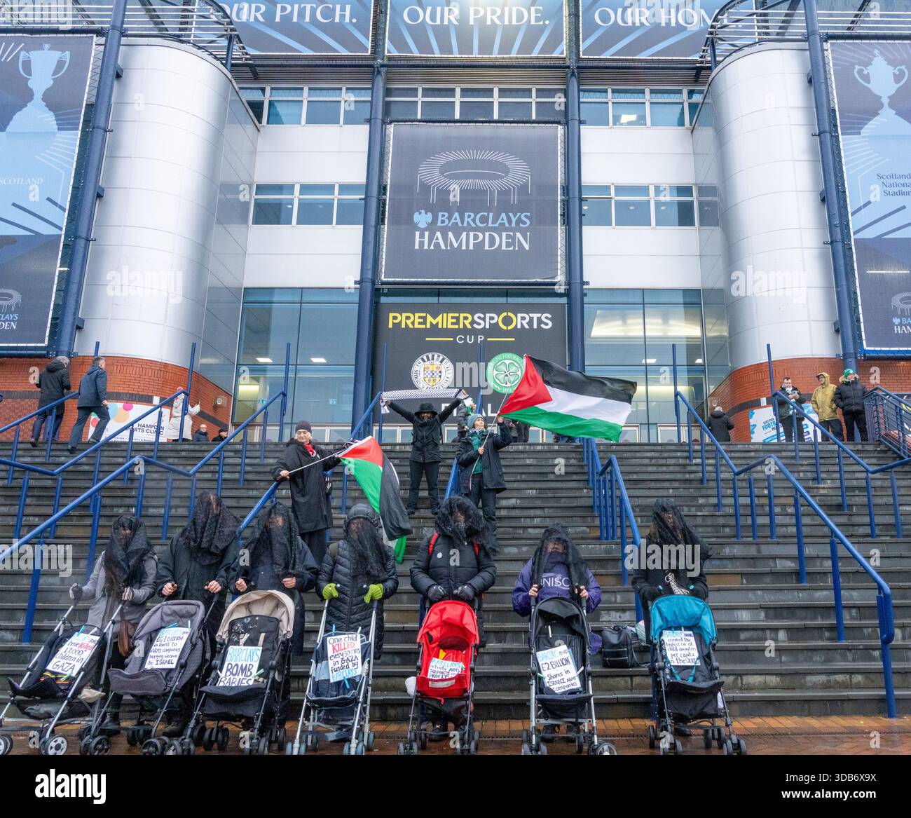 Glasgow Schottland, Großbritannien. Dezember 2025. Pro-palästinensische Demonstranten vor Hampden Park vor dem Finale des Scottish League Cup zwischen Celtic und St. Miran, um Widerstand gegen das kürzlich erfolgte Sponsoring-Abkommen zwischen der Barclays Bank und dem Scottish Football Association zu zeigen, da Barclays Verbindungen und Finanzierungsvereinbarungen mit der israelischen Regierung hatten. Richard Gass/Alamy Live News Stockfoto