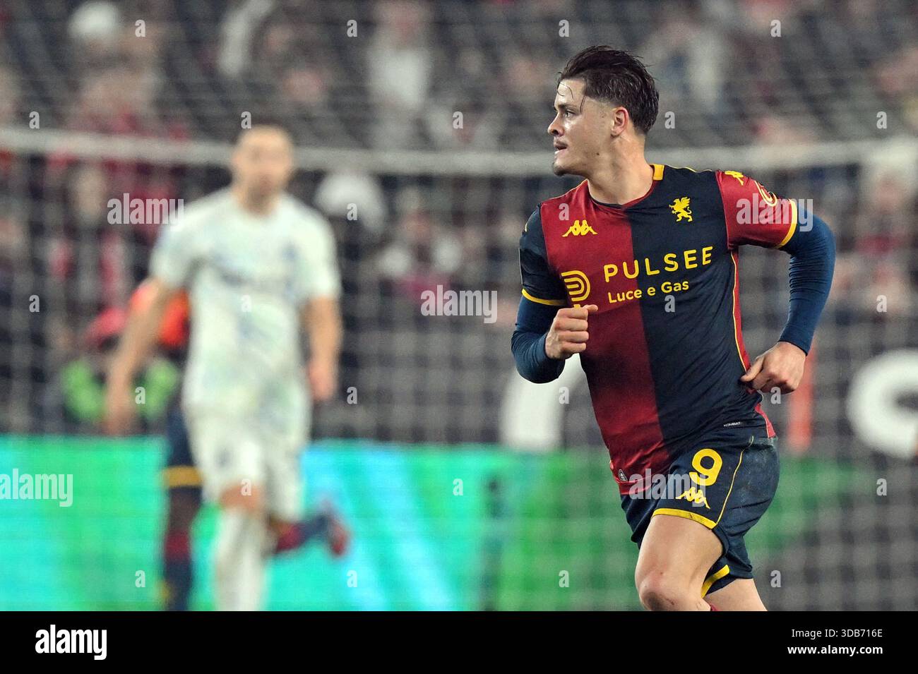 Genua, Italien. Dezember 2025. Vitinha feiert, nachdem er ein Tor für seine Mannschaft während des Fußballspiels der Serie A zwischen Genua und Inter im Luigi Ferraris Stadion in Genua, Italien, erzielte 2025. Sport - Fußball . (Foto: Tano Pecoraro/Lapresse) Credit: LaPresse/Alamy Live News Stockfoto