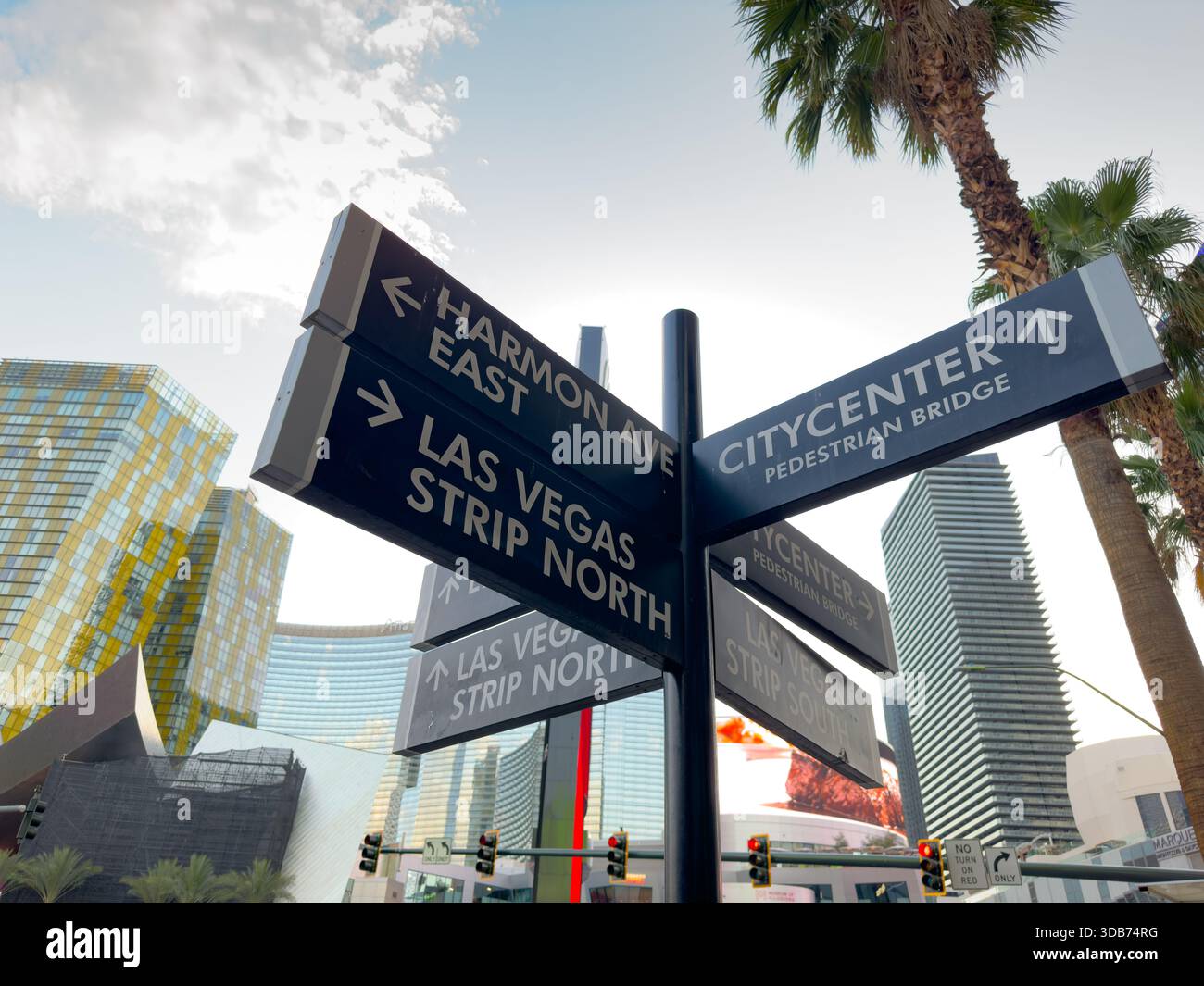 Las Vegas, Nevada, Vereinigte Staaten - 25.07.2023: Blick auf ein Richtungsschild für Points of Interest. Stockfoto