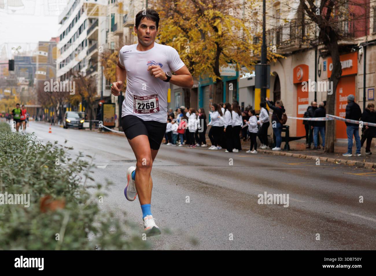 Alcoy, Spanien, 14.12.2025: Läufer auf dem Alcoy Halbmarathonkurs Stockfoto