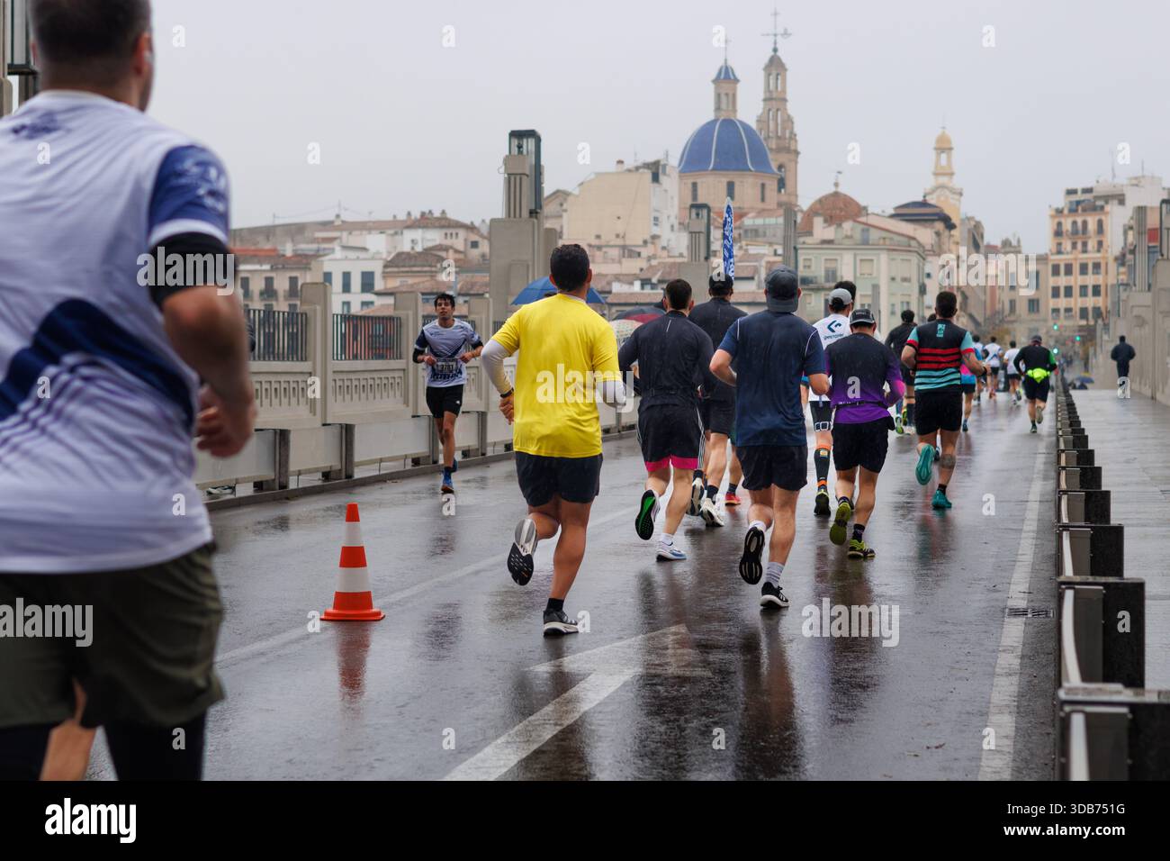 Alcoy, Spanien, 12.-14.-2025: Läufer überqueren die San Jorge Brücke im Alcoy Halbmarathon Stockfoto