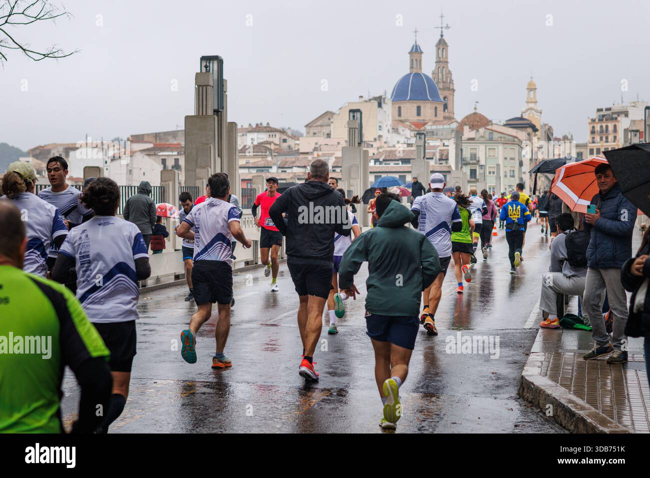 Alcoy, Spanien, 12.-14.-2025: Läufer überqueren die San Jorge Brücke im Alcoy Halbmarathon Stockfoto