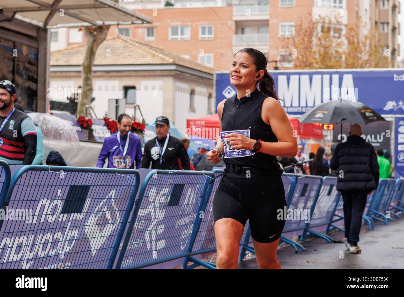 Alcoy, Spanien, 14.12.2025: Konzentration und Leistung eines Läufers im Alcoy-Halbmarathon Stockfoto