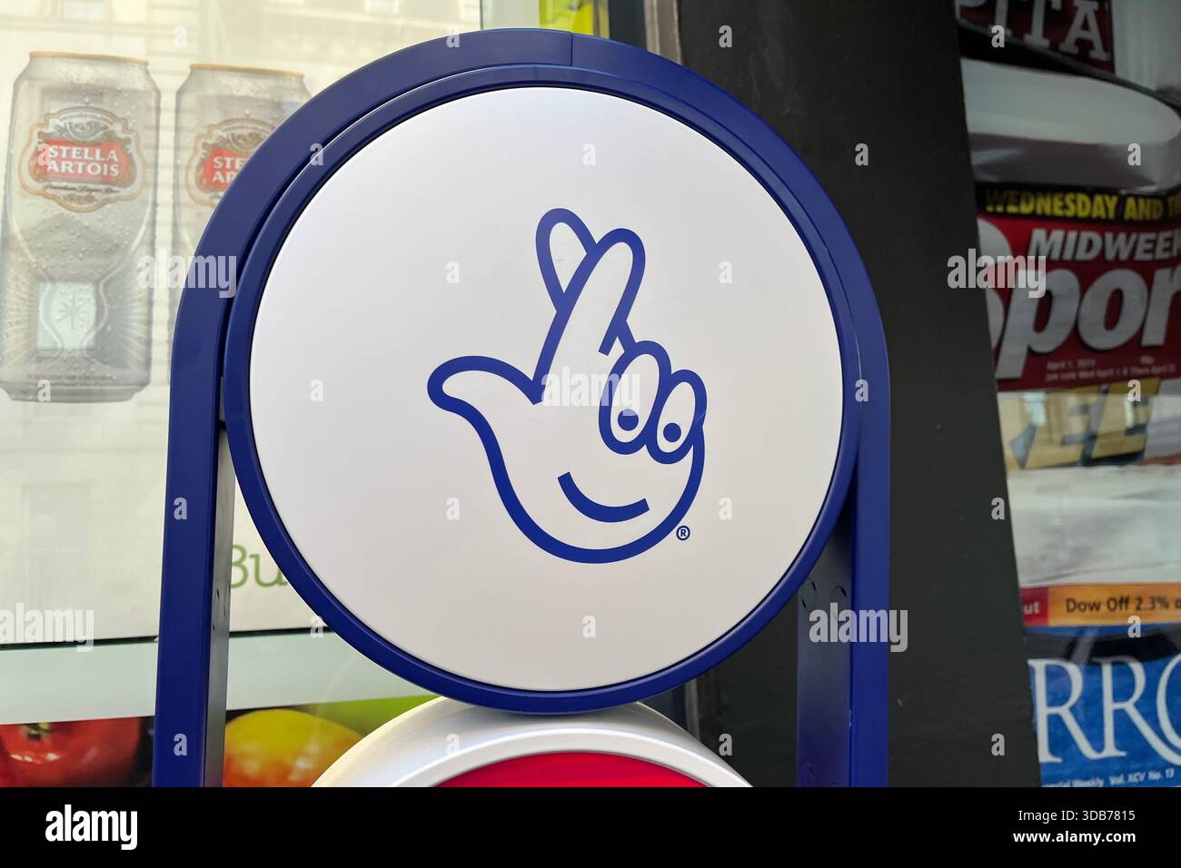 Ein nationales Lotteriezeichen vor einem Zeitungsladen in Paddington, London, England, Großbritannien. Dezember 2025. - Smartphone-aufgenommenes Stockfoto