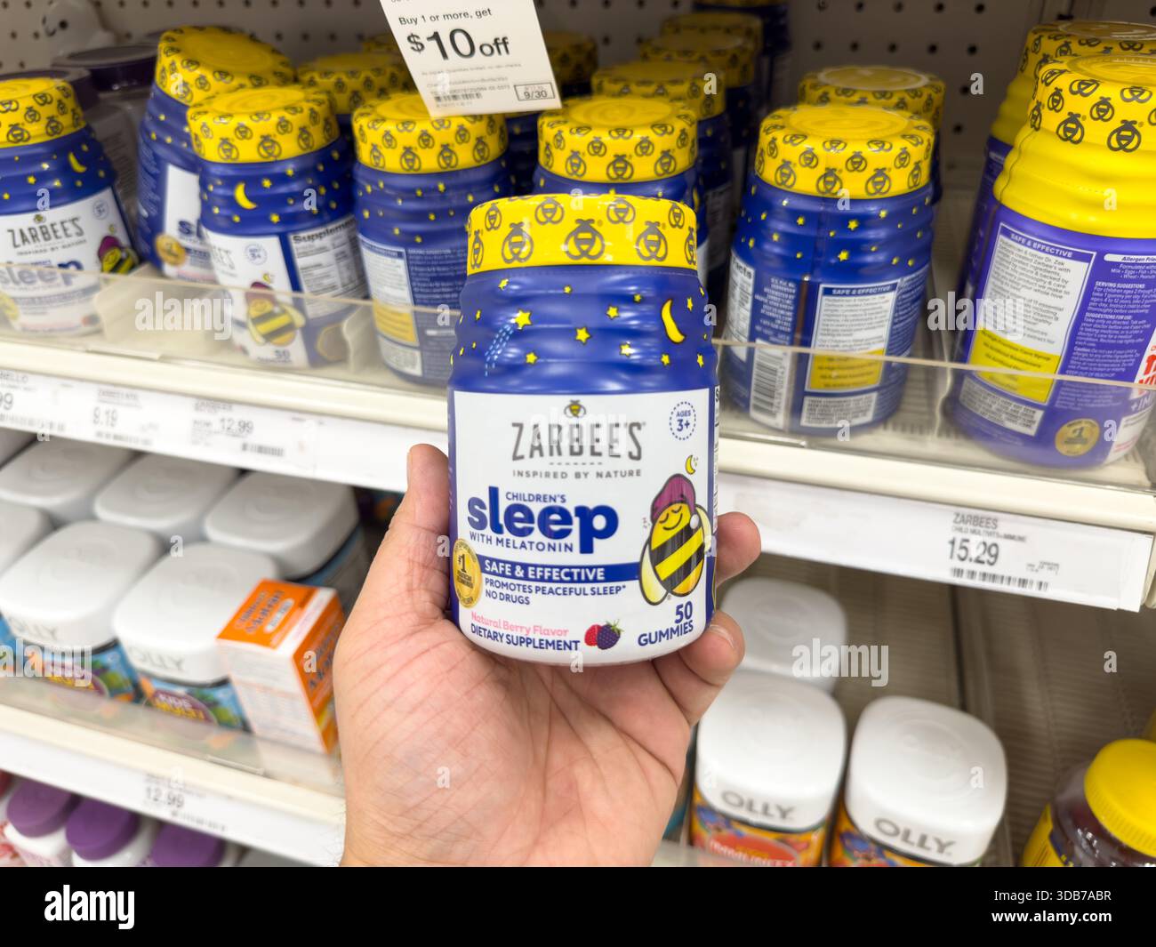 Los Angeles, Kalifornien, USA - 09-30-2023: Eine Ansicht einer Hand, die einen Behälter mit Zarbees Kinderschlafzusätzen hält. Stockfoto