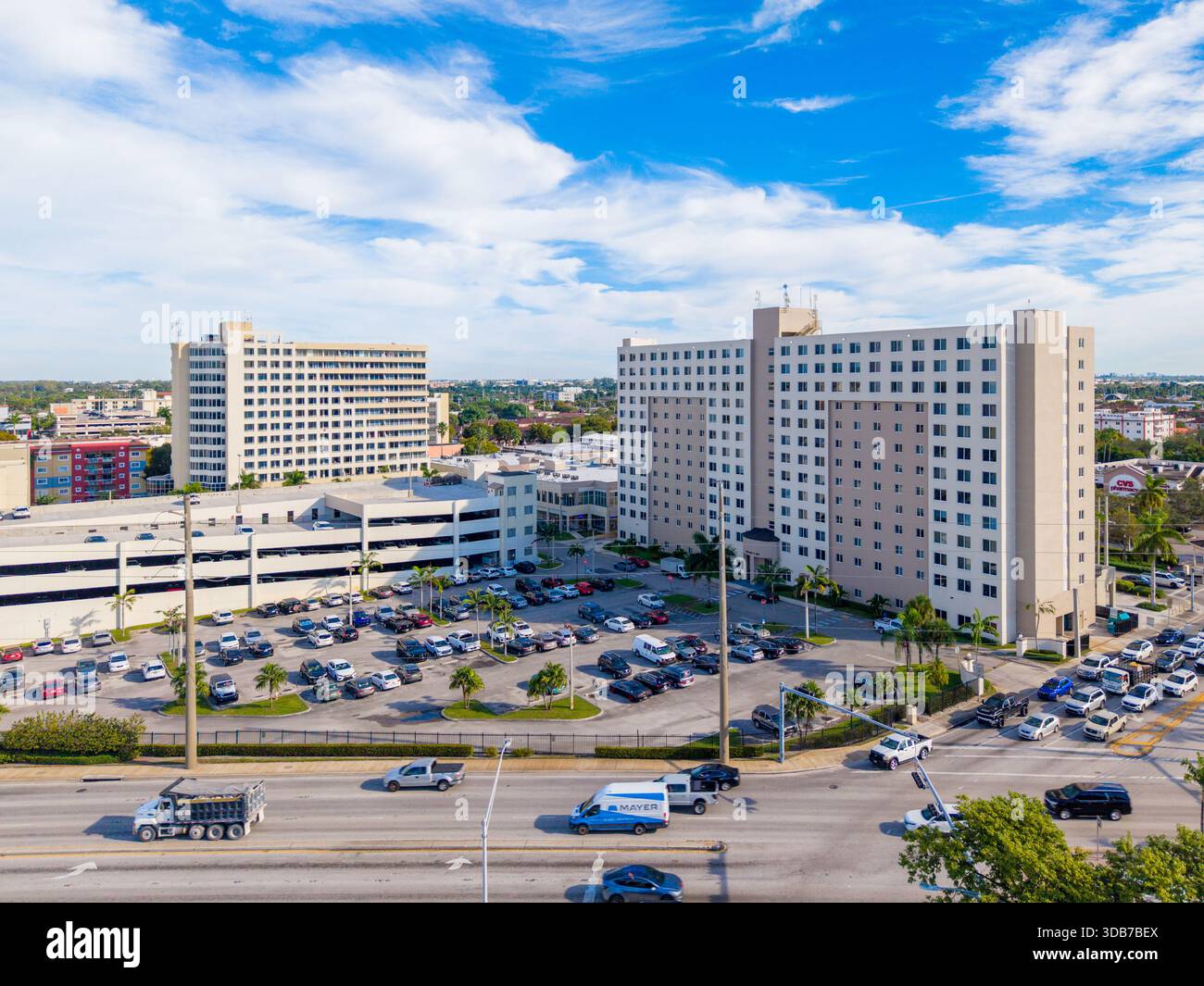 Hialeah, FL, USA - 11. Dezember 2025: Luftbild medizinisches Gesundheitsgebäude in Hialeah Florida Stockfoto