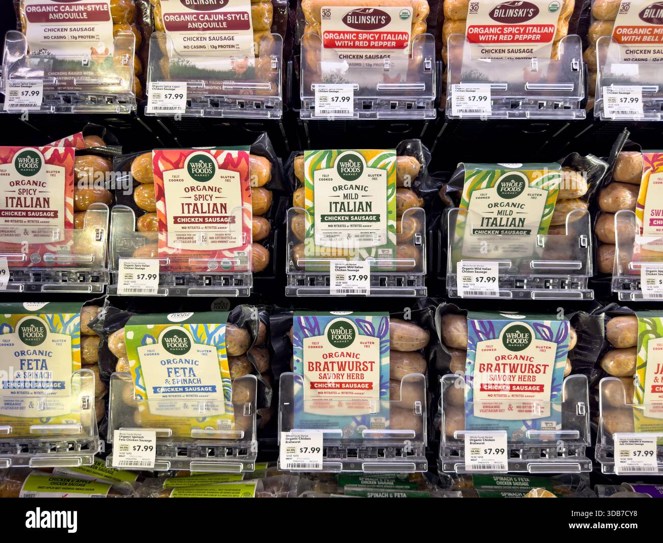 Los Angeles, Kalifornien, USA - 09-30-2023: Blick auf mehrere Regale für Hühnerwurst, die auf einem lokalen Whole Foods Market ausgestellt werden. Stockfoto
