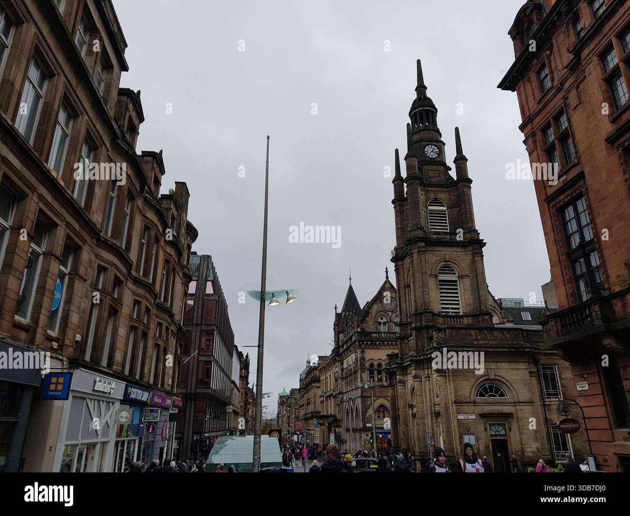 Leute laufen auf einer Einkaufsstraße, Buchanan Street, Glasgow, Schottland Stockfoto