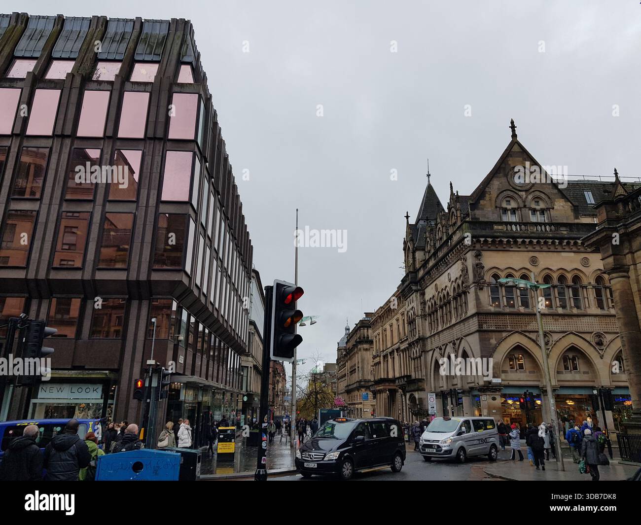 Leute laufen auf einer Einkaufsstraße, Buchanan Street, Glasgow, Schottland Stockfoto