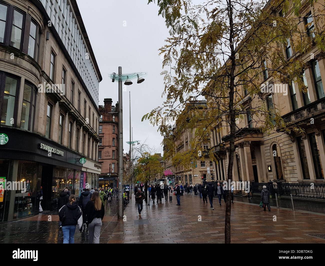 Leute laufen auf einer Einkaufsstraße, Buchanan Street, Glasgow, Schottland Stockfoto