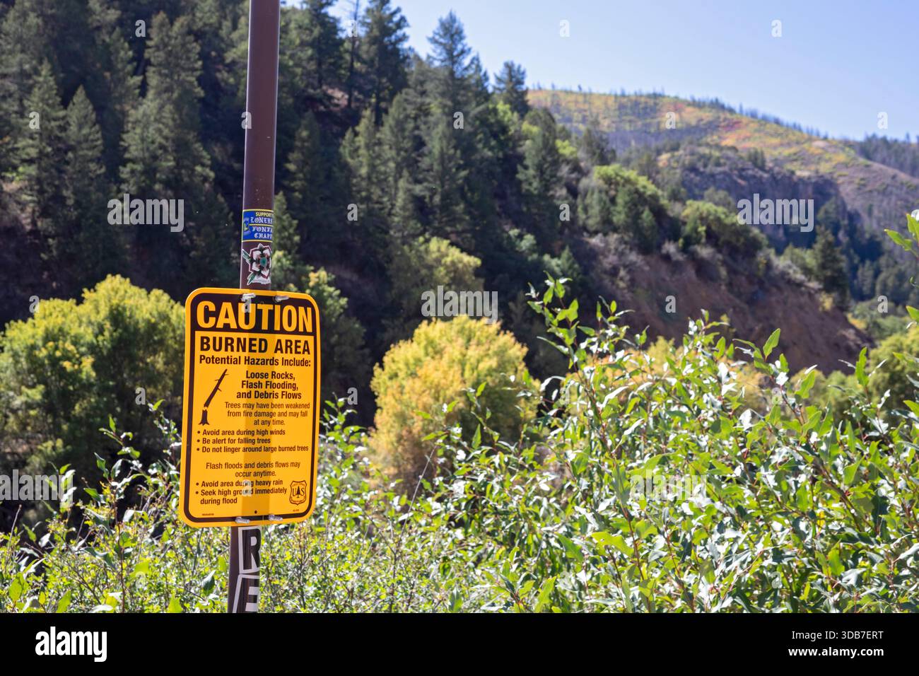 Gipsum, Colorado – Ein Schild an einem Rastplatz der I-70 im Glenwood Canyon warnt vor Gefahren, die Wanderern in einem verbrannten Gebiet ausgesetzt sind. Stockfoto