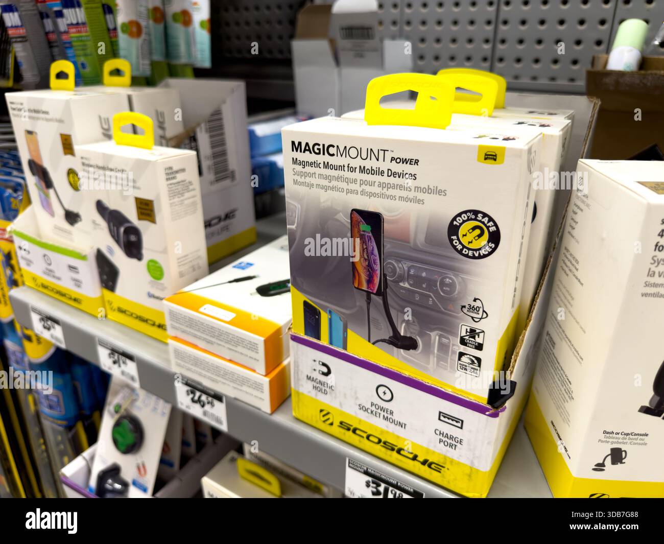 Los Angeles, Kalifornien, USA - 09-30-2023: Eine Ansicht mehrerer Pakete von Scosche MagicMount-Telefonhalterung im Laden. Stockfoto