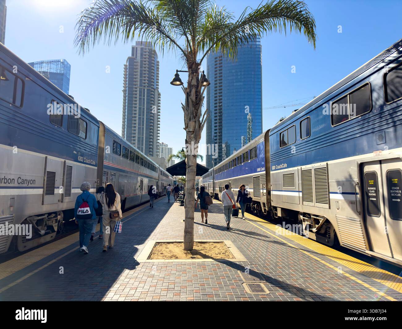 San Diego, Kalifornien, USA - 11-06-2023: Blick auf Amtrak-Züge, die am Santa Fe Depot geparkt sind. Stockfoto