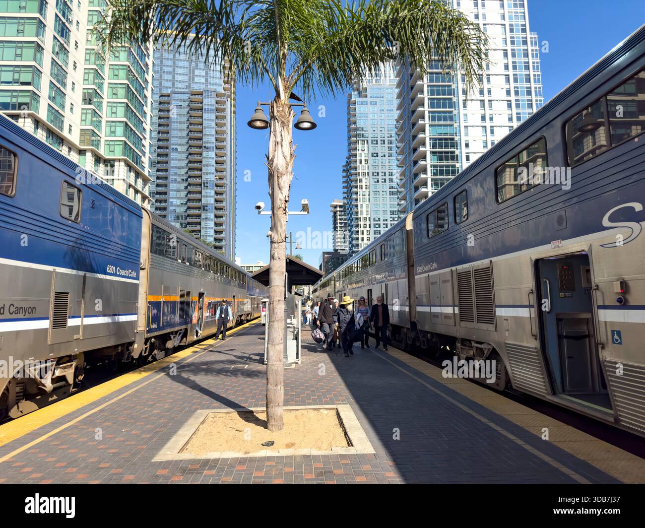 San Diego, Kalifornien, USA - 11-06-2023: Blick auf Amtrak-Züge, die am Santa Fe Depot geparkt sind. Stockfoto