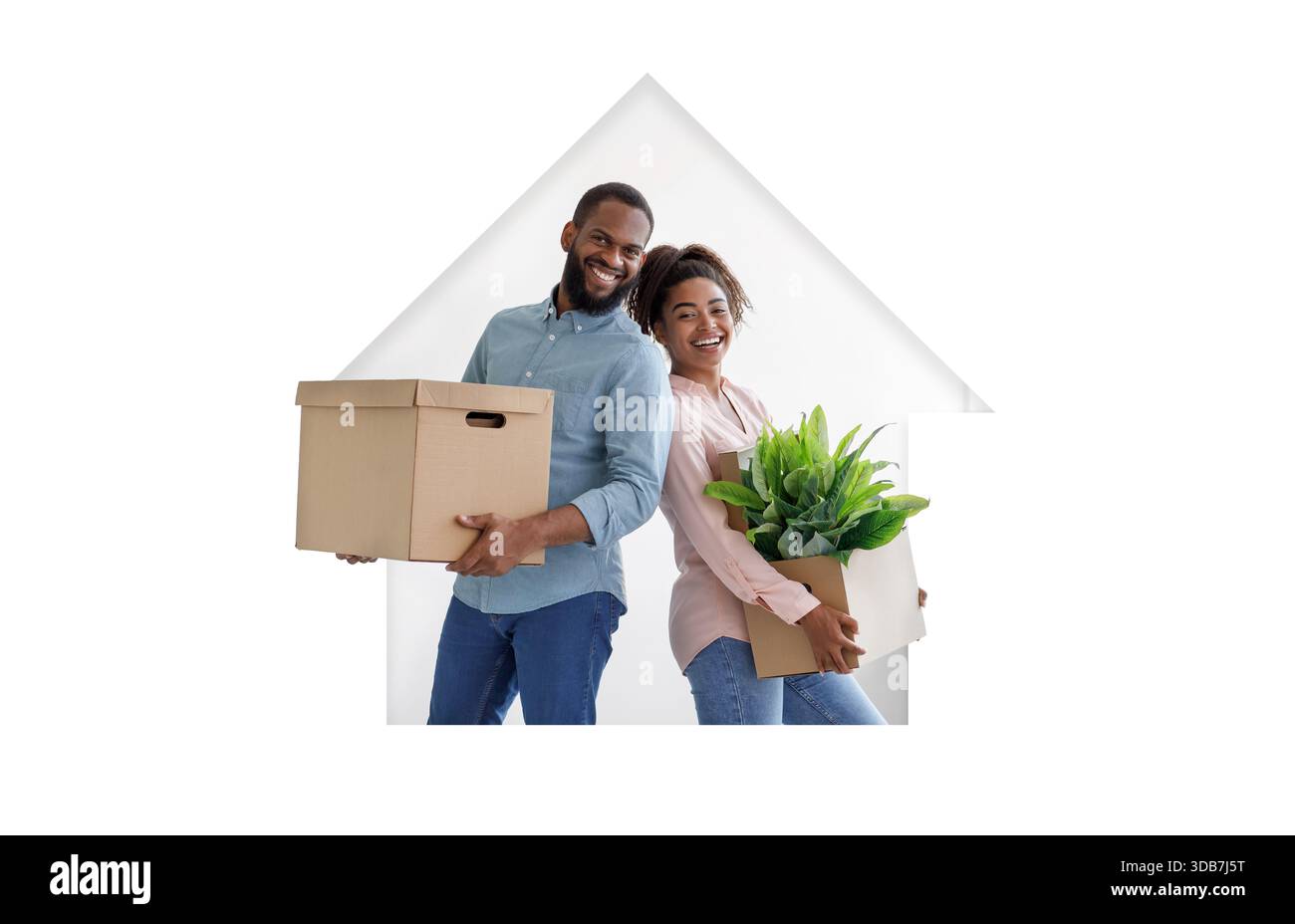 Ein lächelndes Paar zieht in ein neues Zuhause mit Pflanzen und Kisten in der Hand Stockfoto