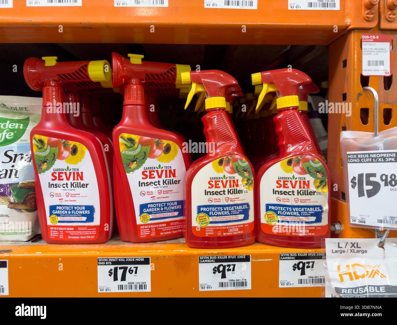 Los Angeles, Kalifornien, USA - 09-30-2023: Eine Ansicht mehrerer Sprühflaschen von GardenTech Sevin Insektenvernichter im Laden. Stockfoto