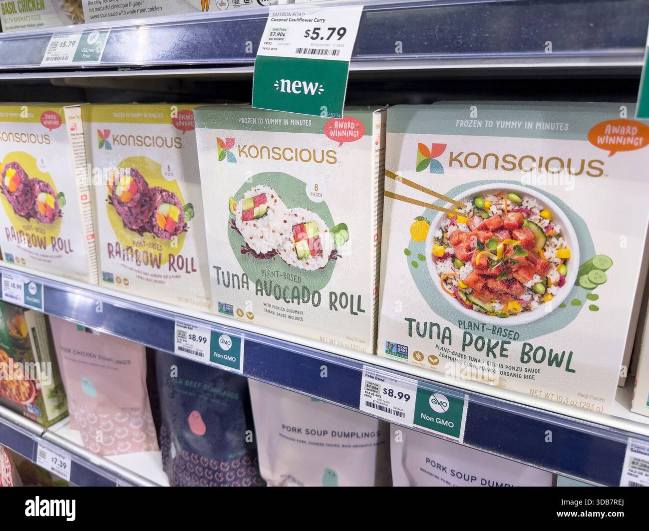 Los Angeles, Kalifornien, USA - 09-30-2023: Eine Ansicht mehrerer Pakete von Sushi-Vorspeisen auf Pflanzenbasis von Konscious im Laden. Stockfoto