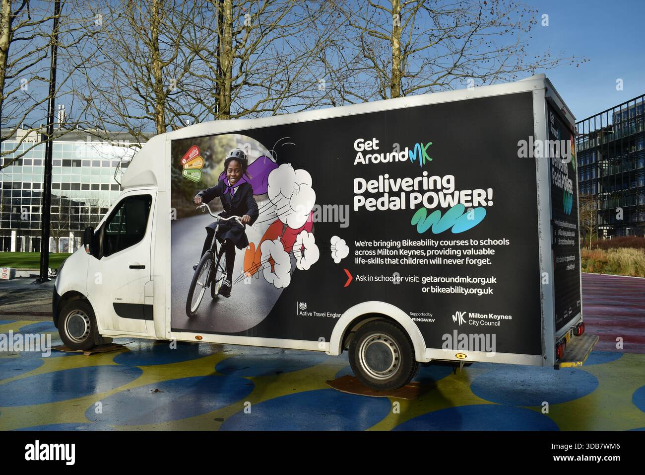 „Get Around MK, Deliving Pedal Power“ - Werbung auf einem MK City Council Van am Station Square im Zentrum von Milton Keynes. Stockfoto