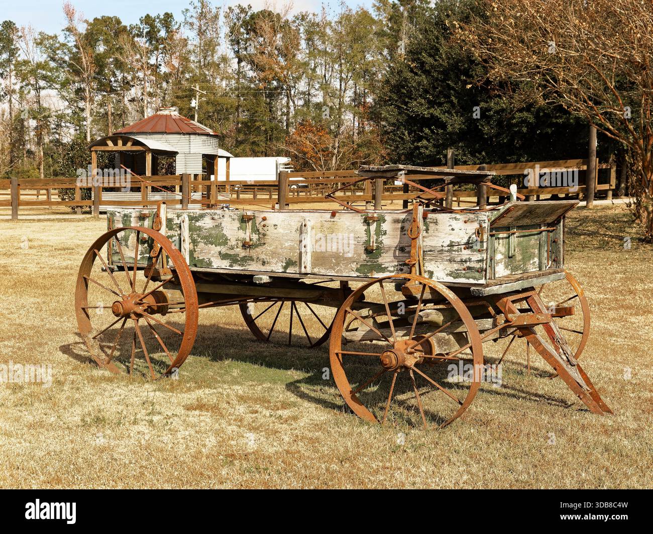 Alte verwitterte Vintage, antike hölzerne Pferdewagen aus den 1800er Jahren im ländlichen Alabama, USA. Stockfoto