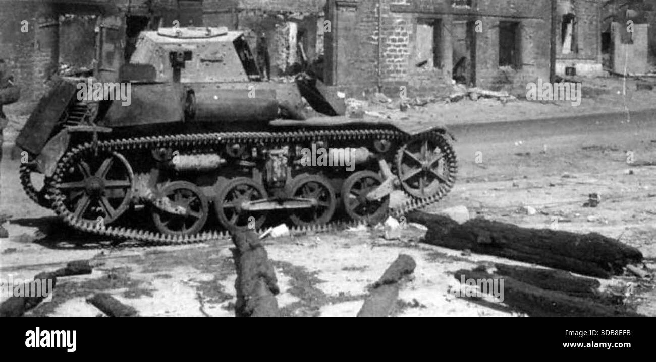Der Renault AMR-33 (die AMR-Deignation deutet darauf hin, dass es sich um ein Aufklärungsfahrzeug im Vergleich zum AMC-Kampfnamen handelte) war ein leichter Panzer zwischen den Kriegen. Insgesamt wurden 123 gebaut und obwohl es schnell war, war es unzuverlässig. Im 2. Weltkrieg wurden 75% der Flotte in der ersten Woche der deutschen Invasion verloren. Dieses Bild zeigt einen verlassenen AMR-33 im Jahr 1940. Stockfoto