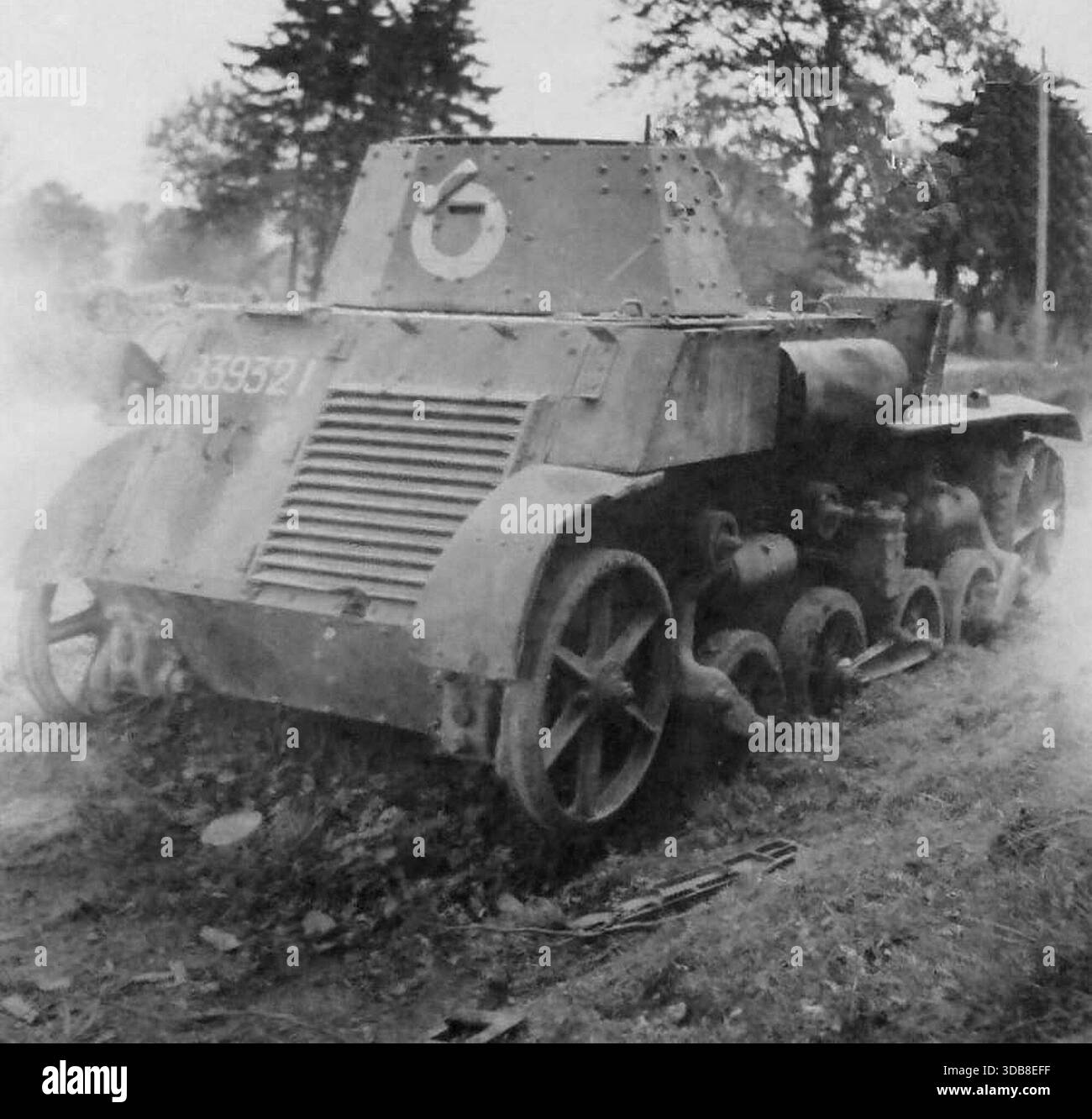 Der Renault AMR-33 (die AMR-Deignation deutet darauf hin, dass es sich um ein Aufklärungsfahrzeug im Vergleich zum AMC-Kampfnamen handelte) war ein leichter Panzer zwischen den Kriegen. Insgesamt wurden 123 gebaut und obwohl es schnell war, war es unzuverlässig. Im 2. Weltkrieg wurden 75% der Flotte in der ersten Woche der deutschen Invasion verloren. Diese Abbildung zeigt einen beschädigten AMR-33 im Jahr 1940. Stockfoto