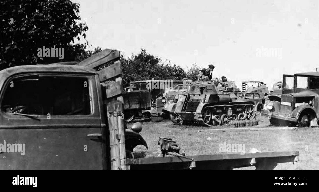 Der Renault AMR-33 (die AMR-Deignation deutet darauf hin, dass es sich um ein Aufklärungsfahrzeug im Vergleich zum AMC-Kampfnamen handelte) war ein leichter Panzer zwischen den Kriegen. Insgesamt wurden 123 gebaut und obwohl es schnell war, war es unzuverlässig. Im 2. Weltkrieg wurden 75% der Flotte in der ersten Woche der deutschen Invasion verloren. Dieses Bild zeigt einen zerstörten AMR-33 in einem Schrottplatz. Stockfoto