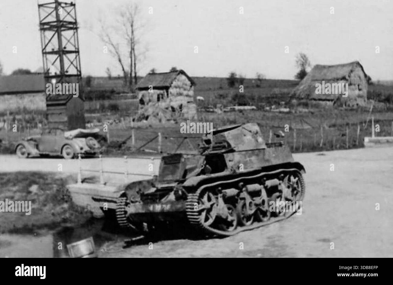 Der Renault AMR-33 (die AMR-Deignation deutet darauf hin, dass es sich um ein Aufklärungsfahrzeug im Vergleich zum AMC-Kampfnamen handelte) war ein leichter Panzer zwischen den Kriegen. Insgesamt wurden 123 gebaut und obwohl es schnell war, war es unzuverlässig. Im 2. Weltkrieg wurden 75% der Flotte in der ersten Woche der deutschen Invasion verloren. Dieses Bild zeigt einen zerstörten AMR-33 im Jahr 1940. Stockfoto