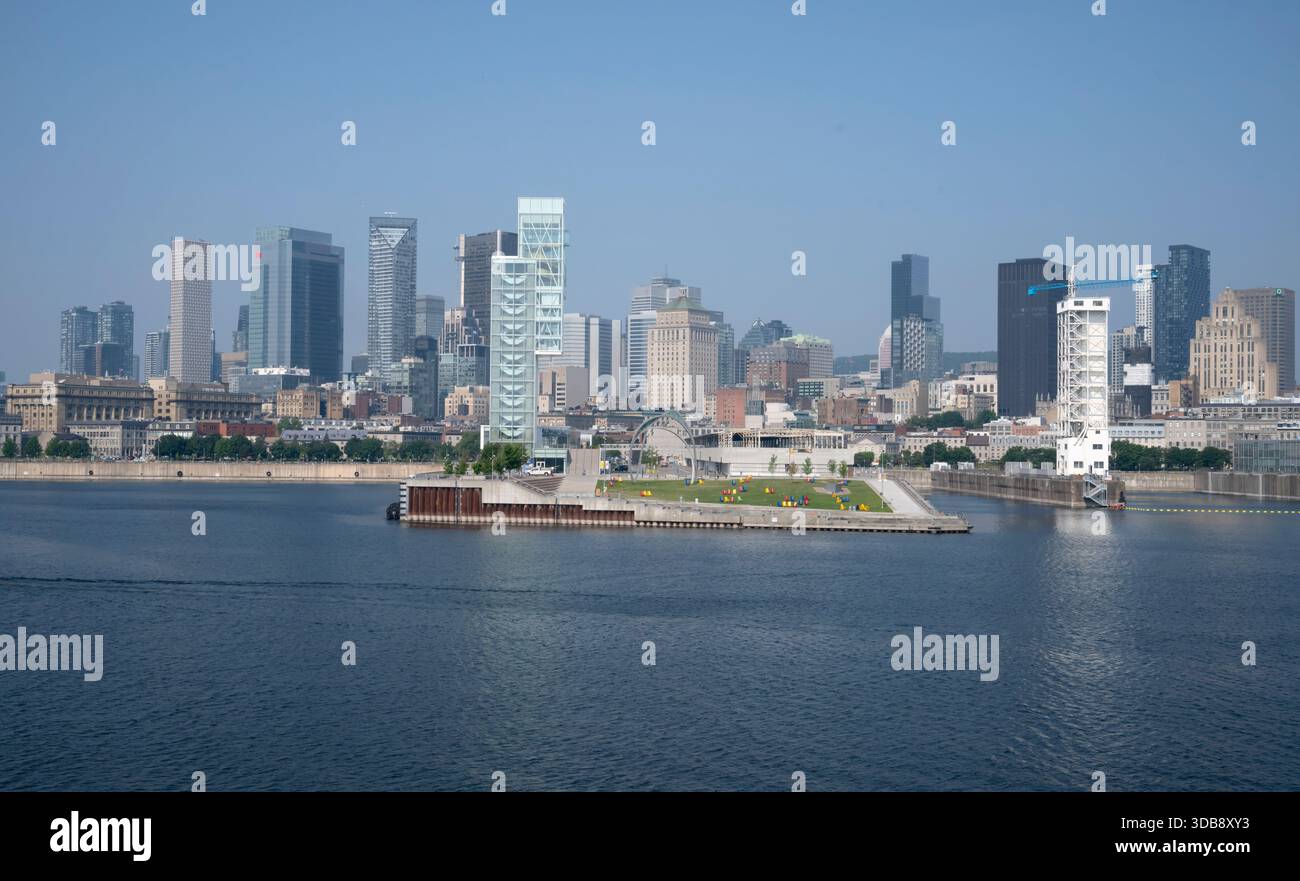 Blick auf den alten Hafen von Montreal, Quebec, Kanada, an einem sonnigen Morgen mit klarem blauen Himmel Stockfoto