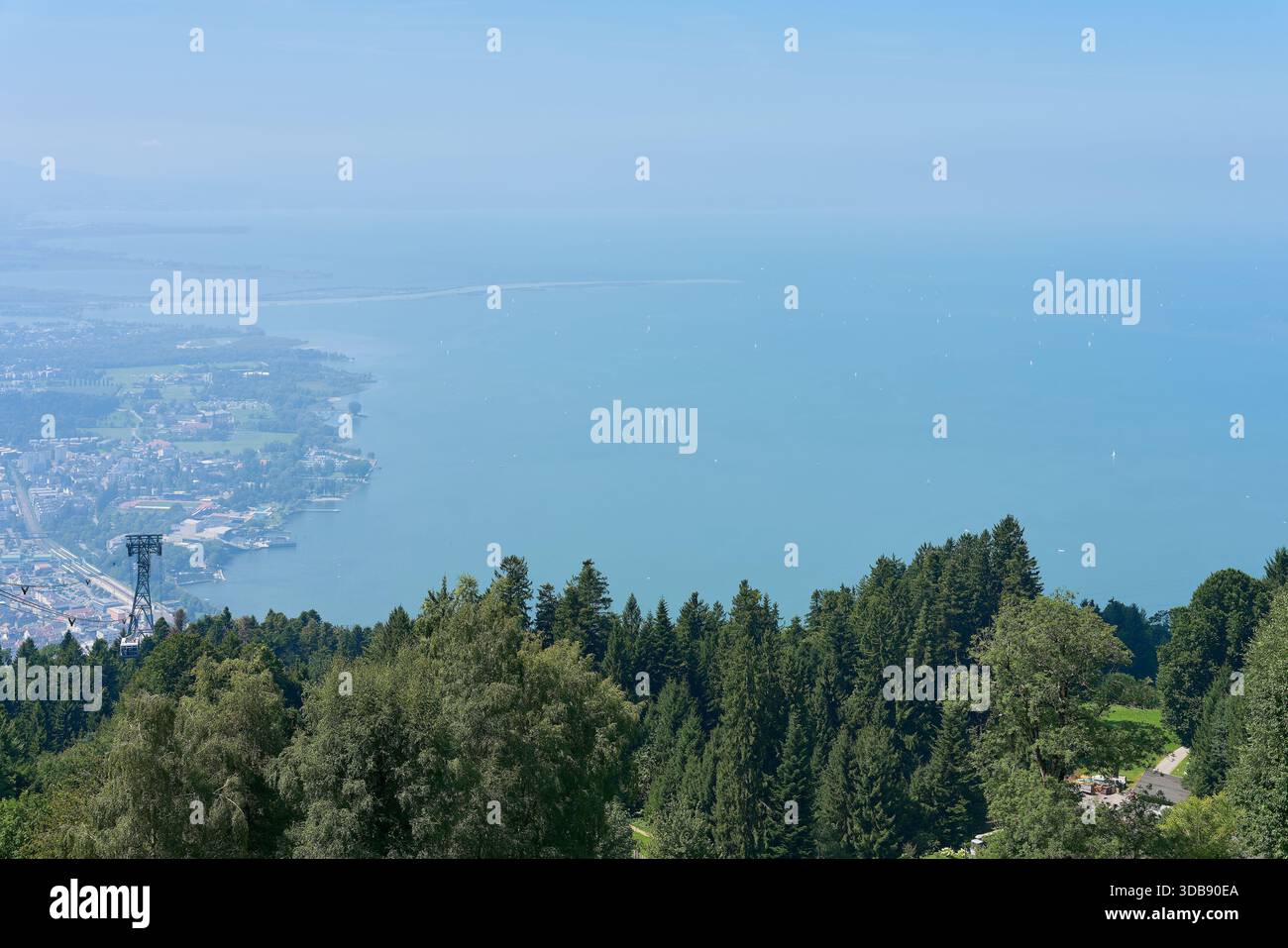 Blick vom Pfänder auf den Bodensee bei Bregenz in Österreich. Textraum im oberen Teil. Stockfoto