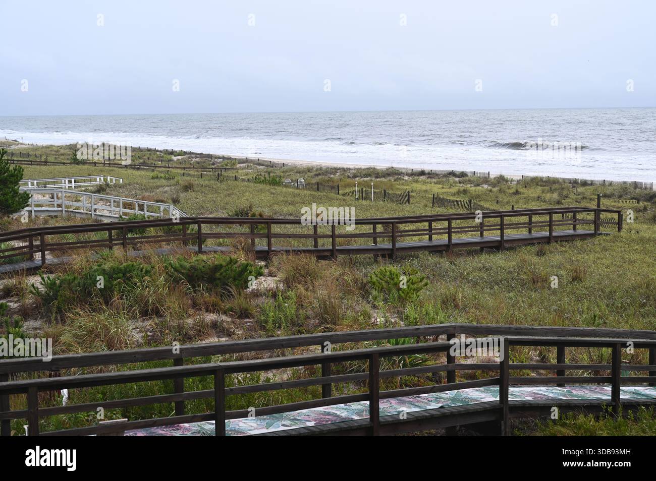Ein schöner Weg zum Strand - am Bethany Beach für eine kurze Woche, um die Sonne an einem Tag und das stürmische Wetter an einem anderen Tag zu genießen Stockfoto