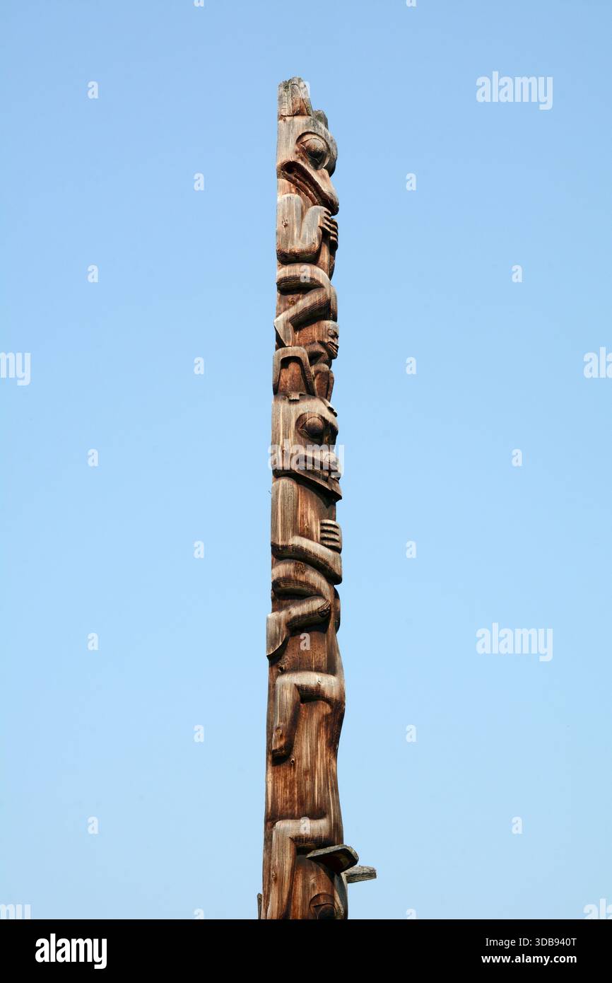 Ein indigener kanadischer Totempfahl aus Holz im KSAN Historical Village, einem Ort der Gitxsan First Nation in Hazelton, British Columbia, Kanada. Stockfoto