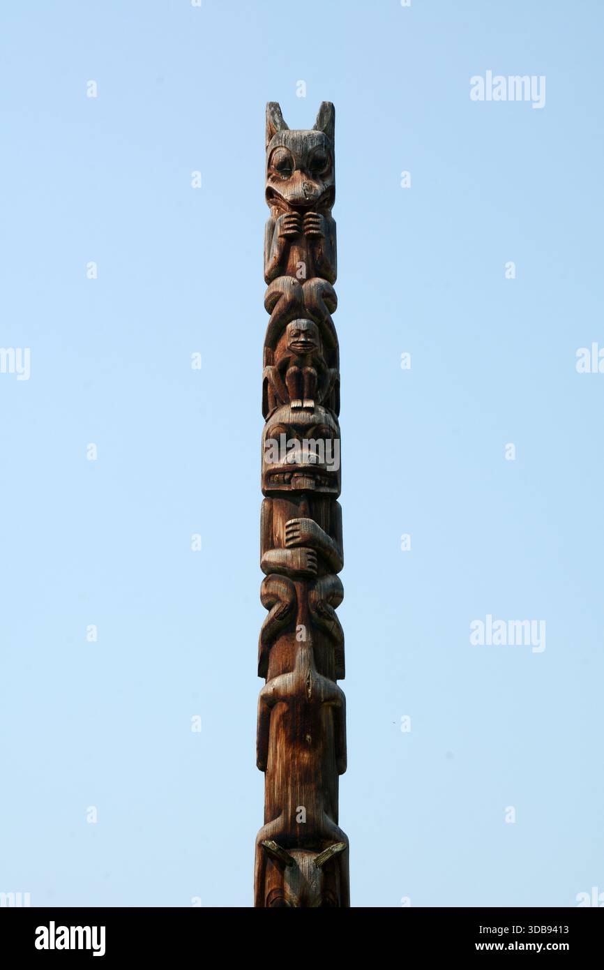 Ein indigener kanadischer Totempfahl aus Holz im KSAN Historical Village, einem Ort der Gitxsan First Nation in Hazelton, British Columbia, Kanada. Stockfoto