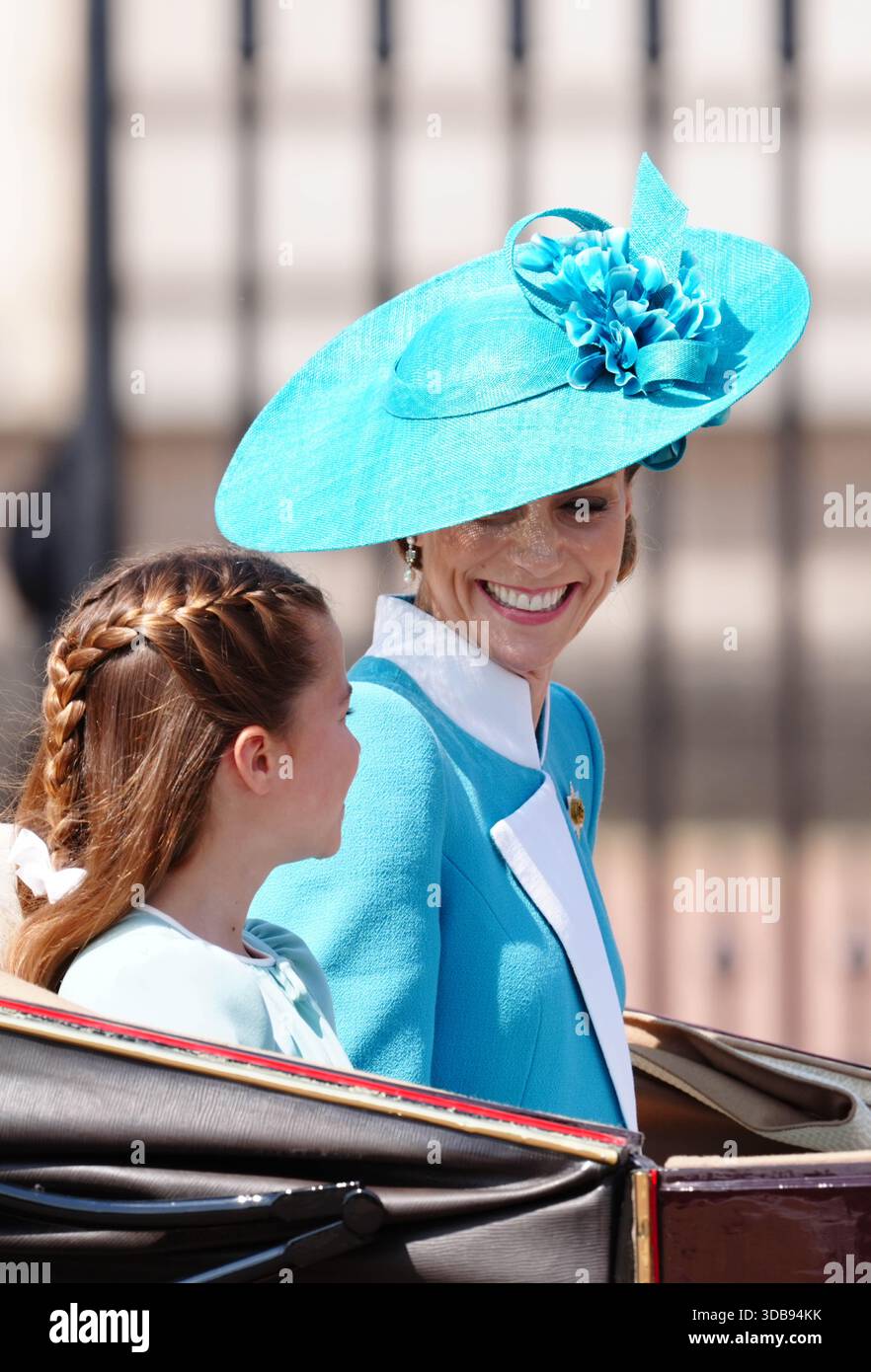 ÜBERPRÜFUNG DER PA FÜR DAS JAHR 2025. Dateifoto vom 25. 14. Juni: Prinzessin Charlotte und die Prinzessin von Wales verlassen Buckingham Palace vor der Zeremonie Trooping the Colour im Zentrum von London. Ausgabedatum: Montag, 15. Dezember 2025. Stockfoto