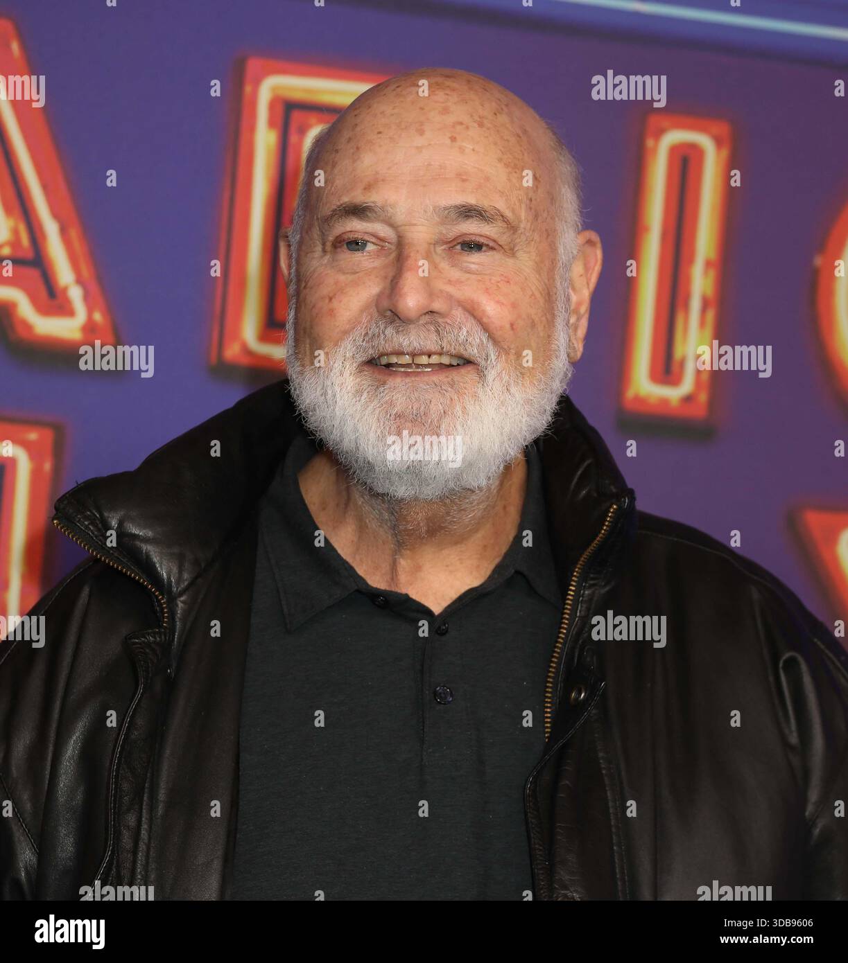 14. Dezember 2025: Der legendäre Hollywood-Regisseur ROB REINER (78) und seine Frau Michele Singer reiner (68) wurden bei einem Mordsonntag tot im Haus des Paares in Brentwood aufgefunden. DATEIFOTO AUFGENOMMEN AM: 15. Februar 2025, New York, New York, USA: Schauspieler ROB REINER bei der Ankunft für SNL 50 - das Homecoming Konzert in der Radio City Music Hall anlässlich des 50-jährigen Jubiläums der TV-Show Saturday Night Live. (Kreditbild: © Nancy Kaszerman/ZUMA Press Wire) NUR REDAKTIONELLE VERWENDUNG! Nicht für kommerzielle ZWECKE! Stockfoto