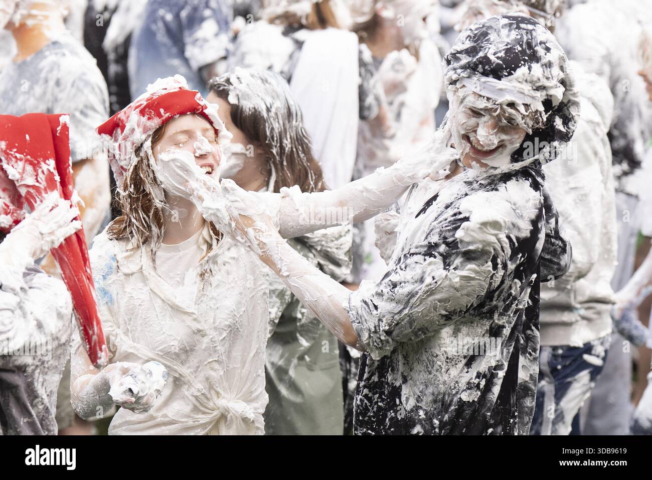 ÜBERPRÜFUNG DER PA FÜR DAS JAHR 2025. Dateifoto vom 25.20. Oktober: Studenten nehmen am traditionellen Schaumkampf des Raisin Monday auf dem St Salvator's Lower College Lawn an der University of St Andrews in Fife teil. Die unordentliche Präsentation ist der Höhepunkt eines Wochenendes voller Feierlichkeiten, an dem die ersten Jahre sich bei ihren älteren Schülern bedanken, die sie betreut haben. Ausgabedatum: Montag, 15. Dezember 2025. Stockfoto