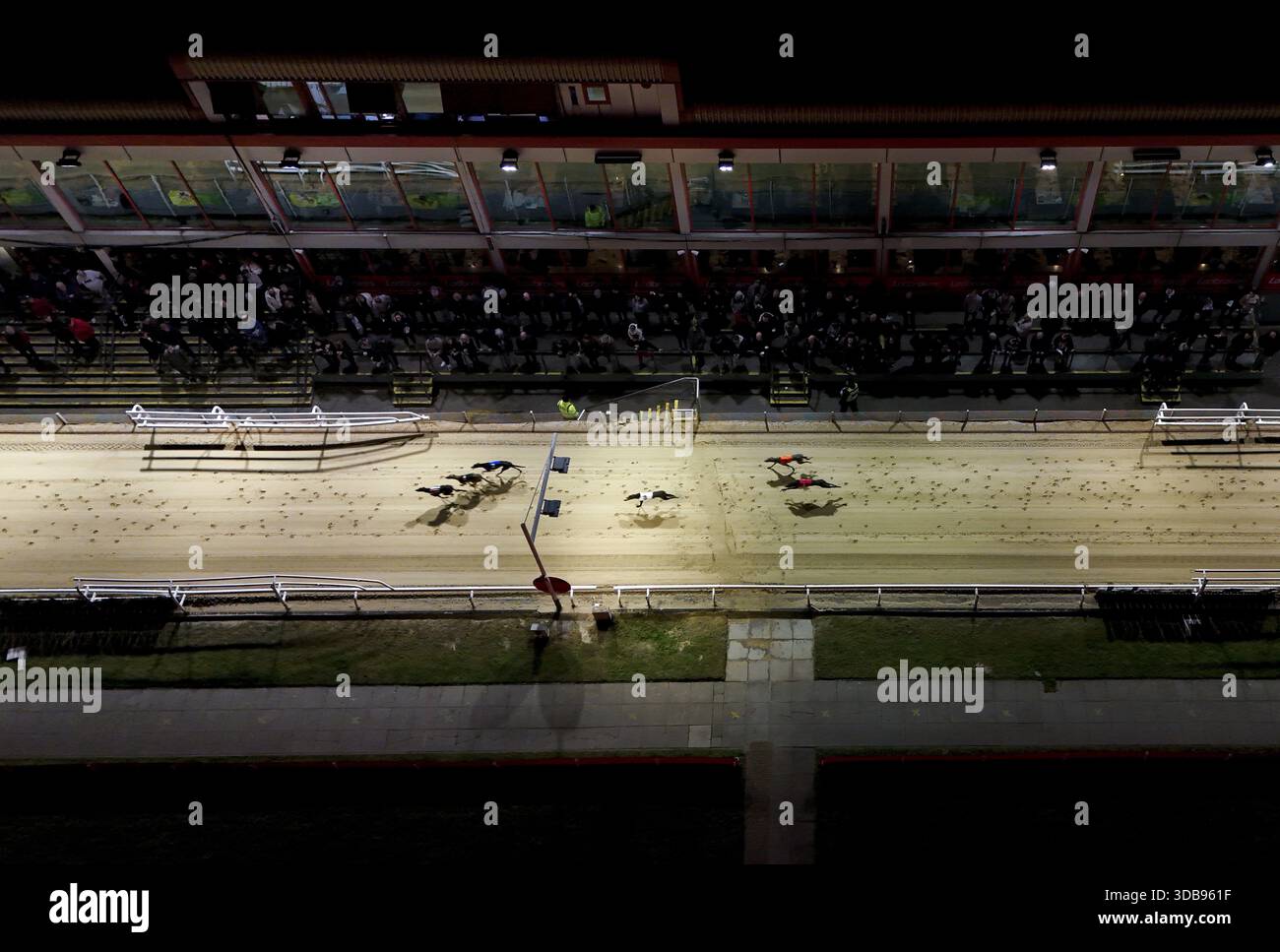 ÜBERPRÜFUNG DER PA FÜR DAS JAHR 2025. Dateifoto vom 19.01.25: Eine Luftaufnahme der Windhunde während der letzten Nacht des Rennens im Crayford Greyhound Stadium im Südosten Londons. Die 1937 eröffnete Strecke war eine der wichtigsten Stützen der windhundrennstrecke und überlebte den Niedergang des Sports und wurde zu einer der letzten verbliebenen Veranstaltungsorte dieser Art in Großbritannien. Nach 86 Jahren Sportgeschichte schloss sie am Sonntag, dem 19. Januar 2025, seine Pforten zum letzten Mal. Ausgabedatum: Montag, 15. Dezember 2025. Stockfoto