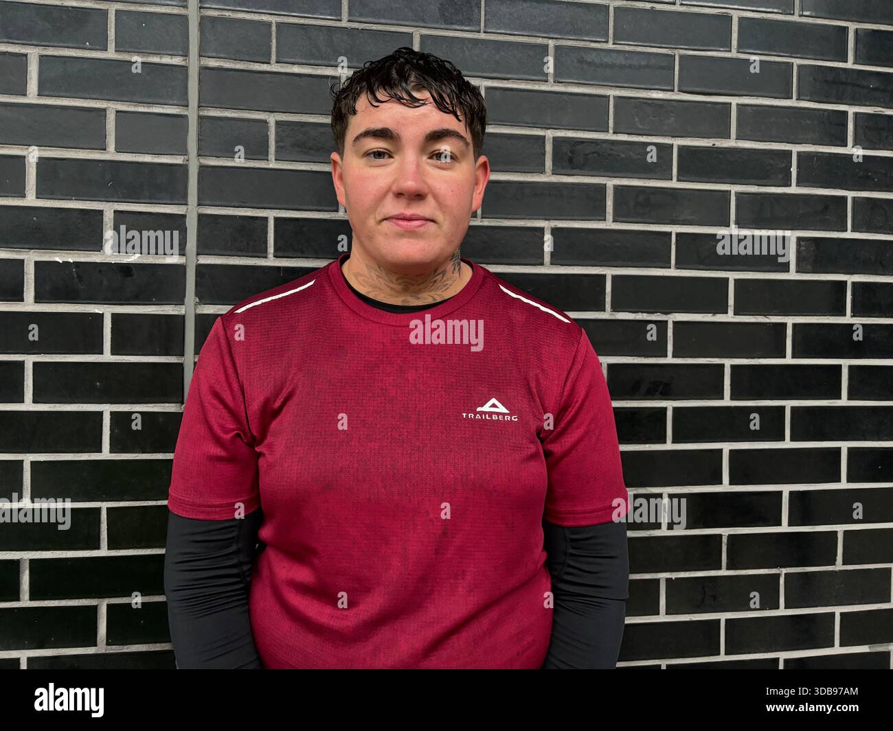 Caitlin Andrew vor dem Clydebank Leisure Centre sagte die schottische Läuferin, dass sie "gegen Großbritannien antritt", um an ihre beste Freundin zu erinnern, die Anfang dieses Jahres an Epilepsie starb. Caitlin Andrew aus Clydebank hofft, die erste Schottin zu werden, die das Land von Land's End bis John O’Groats durchführt. Ausgabedatum: Montag, 15. Dezember 2025. Stockfoto