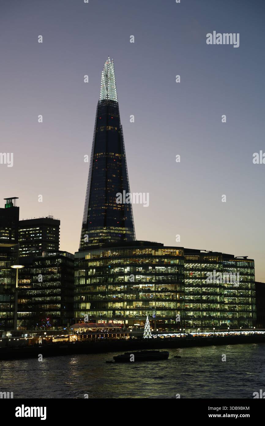 The Shard and River Thames in der Abenddämmerung London UK Dezember 2025 Stockfoto