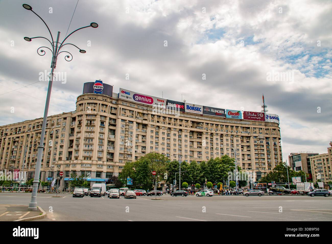 Der Victoriei-Platz ist einer der größten und wichtigsten Plätze in Bukarest und befindet sich im Sektor 1. Stockfoto