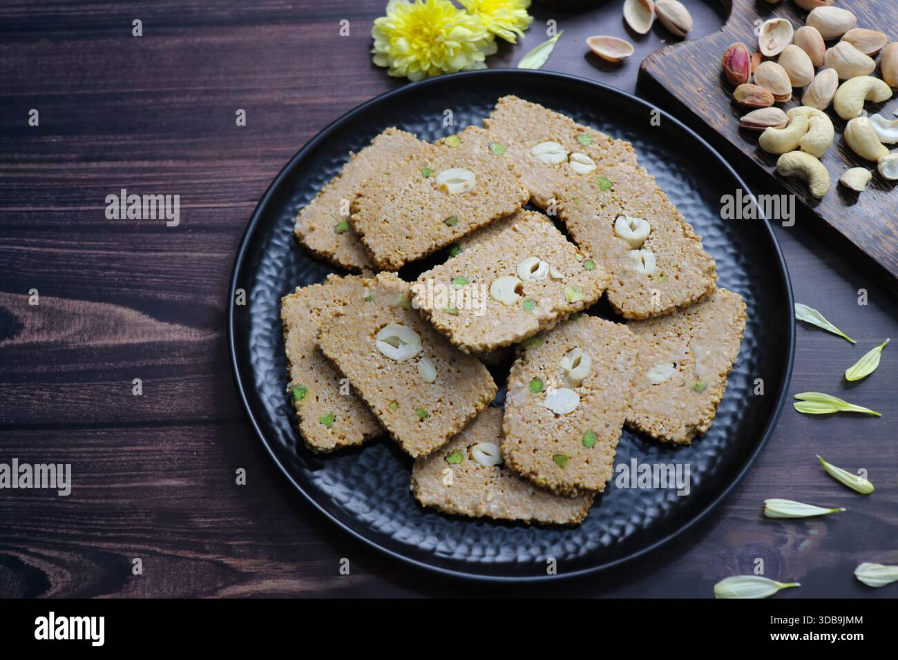 Til Gajak, ein traditionelles indisches Wintersüß aus Sesamsamen, Jaggery, Ghee und Trockenfrüchten. Knusprige bis Chikki festliche Leckerbissen für Makar Sankrant Stockfoto