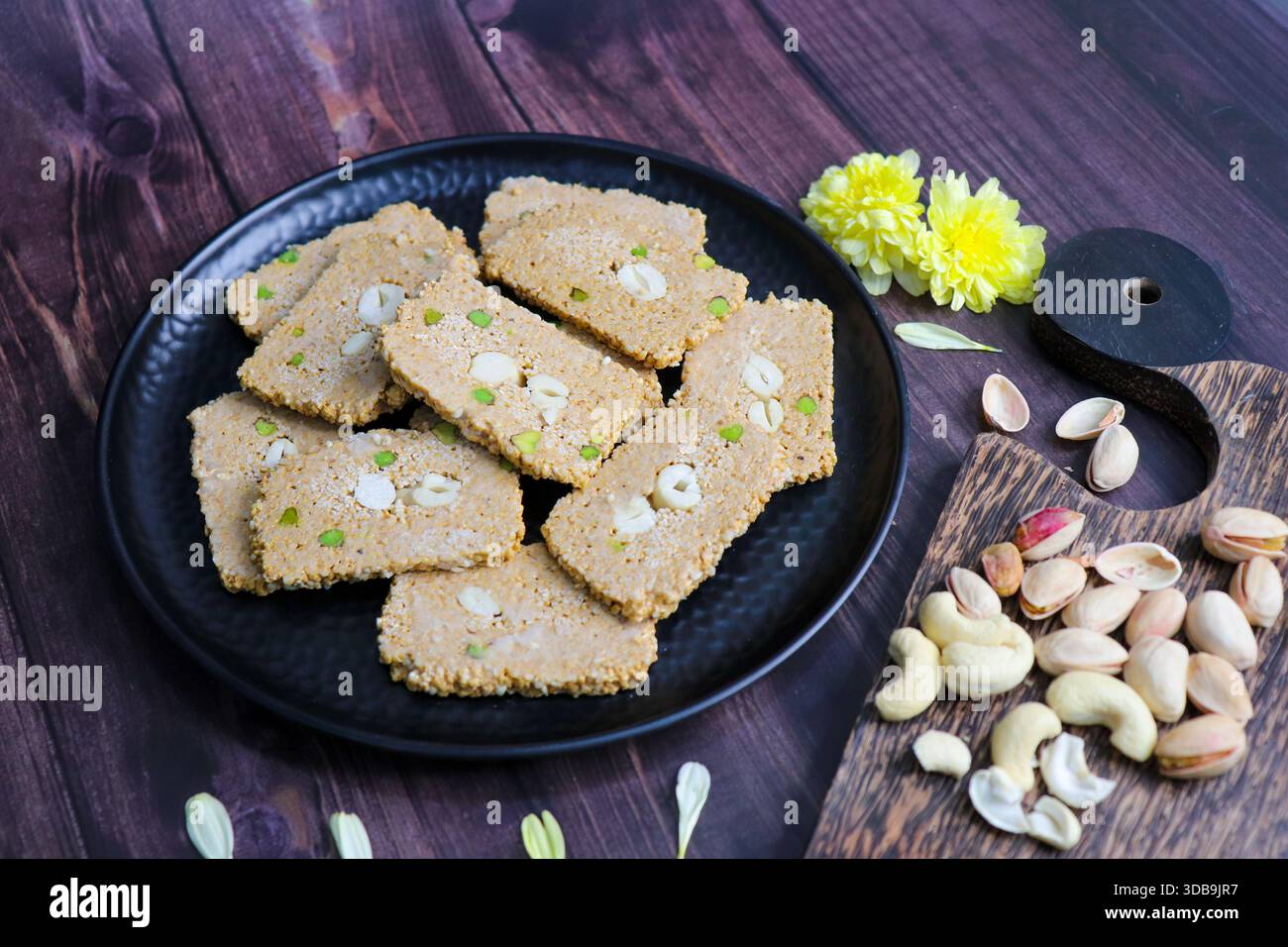 Til Gajak, ein traditionelles indisches Wintersüß aus Sesamsamen, Jaggery, Ghee und Trockenfrüchten. Knusprige bis Chikki festliche Leckerbissen für Makar Sankrant Stockfoto