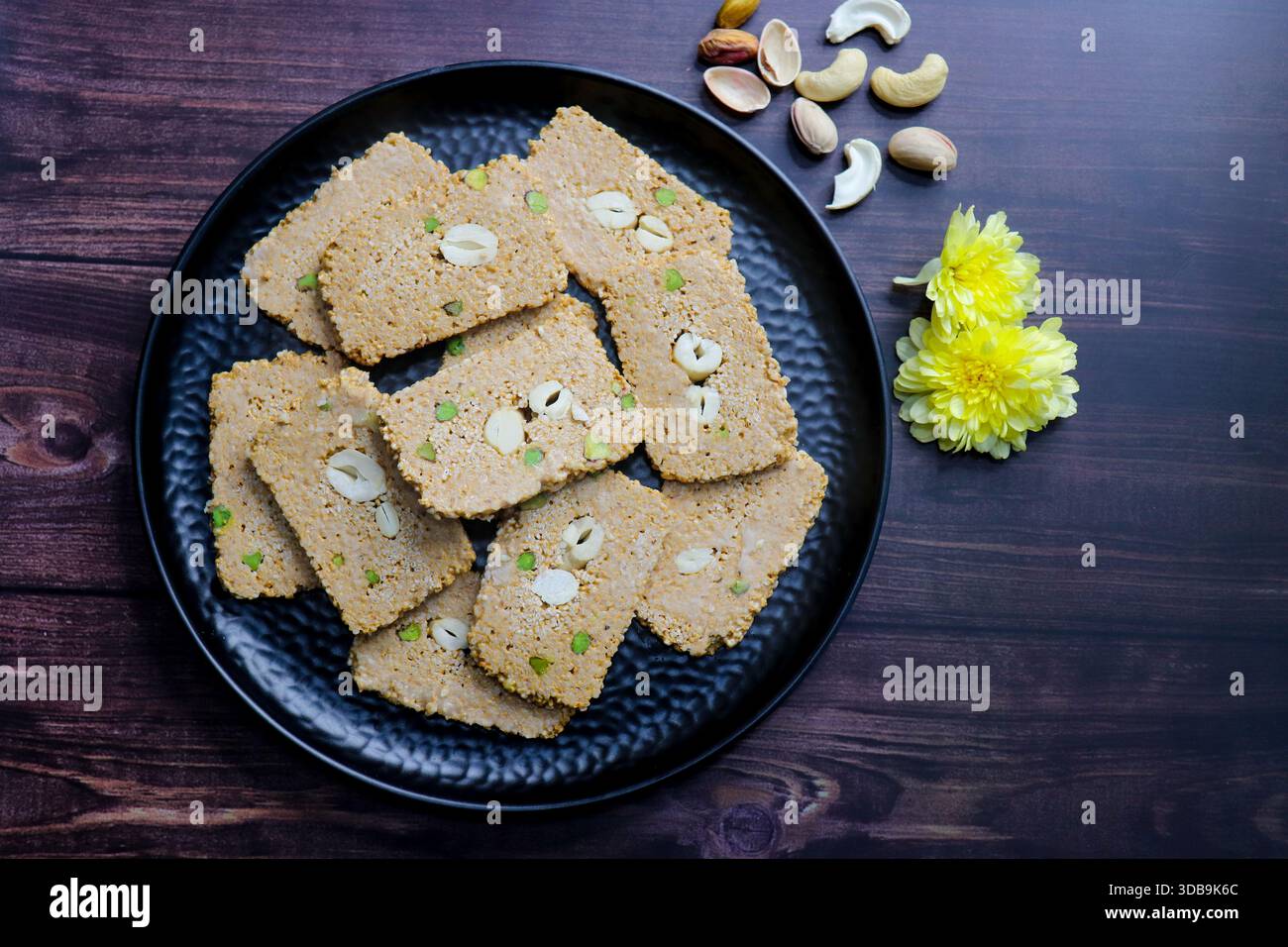 Til Gajak, ein traditionelles indisches Wintersüß aus Sesamsamen, Jaggery, Ghee und Trockenfrüchten. Knusprige bis Chikki festliche Leckerbissen für Makar Sankrant Stockfoto