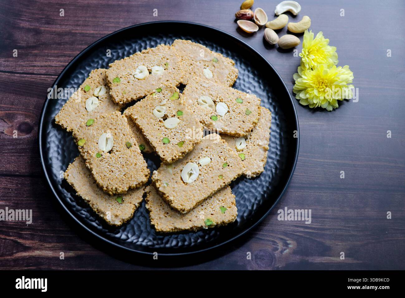 Til Gajak, ein traditionelles indisches Wintersüß aus Sesamsamen, Jaggery, Ghee und Trockenfrüchten. Knusprige bis Chikki festliche Leckerbissen für Makar Sankrant Stockfoto